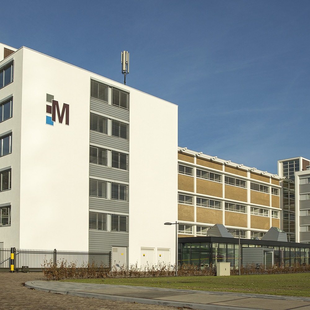 Gebouw M op Novio Tech Campus in Nijmegen biedt kennisintensieve bedrijven en instellingen, alsmede Startups, kantoorruimte, gezamenlijke vergaderruimtes, en gedeelde of eigen R&D faciliteiten op maat, zoals laboratoria, cleanrooms, pilotplants en multifunctionele onderzoeksruimten.
