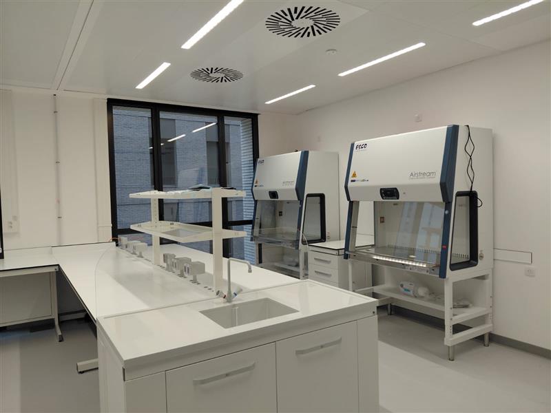 Innovation Center lab with workbenches and scientific equipment - Kadans Science Partner