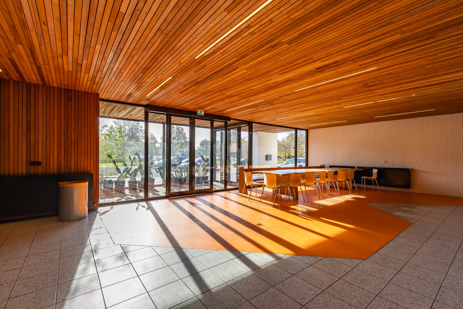 Meeting room with large table and chairs near a window at Zernikepark